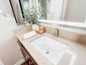 Billede fra billedgalleriet på KING BED Modern 2 Bed 2 Bath Pool & Hot Tub i Mountain View