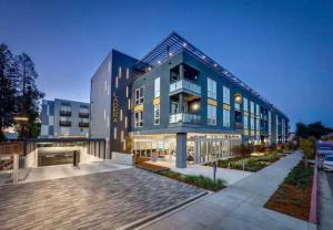 Billede fra billedgalleriet på KING BED Modern 2 Bed 2 Bath Pool & Hot Tub i Mountain View