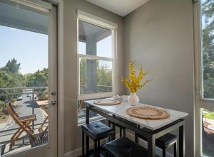 Billede fra billedgalleriet på KING BED Modern 2 Bed 2 Bath Pool & Hot Tub i Mountain View