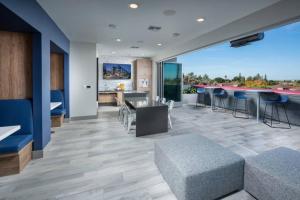 an open kitchen and living room with a bar and chairs at KING BED Modern 2 Bed 2 Bath Pool & Hot Tub in Mountain View