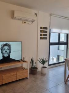 Μια τηλεόραση ή/και κέντρο ψυχαγωγίας στο PRISMA CUARENTA