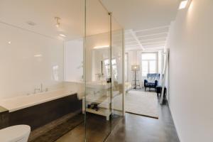 La salle de bains est pourvue d'une baignoire, d'un lavabo et de toilettes. dans l'établissement Oporto Welcome Apartments - Ribeira Negra, à Porto