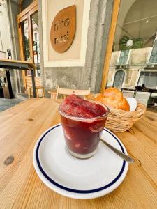 une tasse de confiture sur une assiette sur une table dans l'établissement Camia Etna House, à Piedimonte Etneo