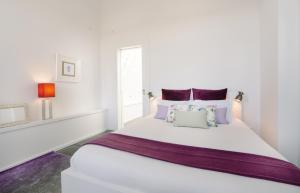 سرير أو أسرّة في غرفة في Oporto Welcome Apartments - Ribeira Negra