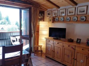 een woonkamer met een televisie op een houten kast bij Appartement Chamonix-Mont-Blanc, 3 pièces, 6 personnes - FR-1-517-15 in Chamonix-Mont-Blanc