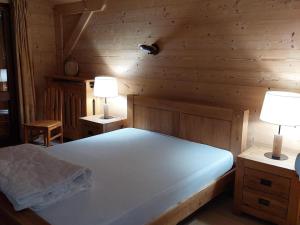 een slaapkamer met een bed en twee lampen op tafels bij Appartement Chamonix-Mont-Blanc, 3 pièces, 6 personnes - FR-1-517-15 in Chamonix-Mont-Blanc