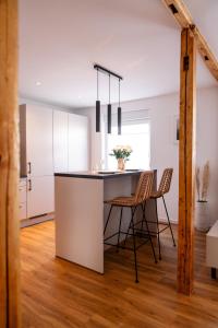 een keuken met een tafel en stoelen in een kamer bij Exklusives Apartment in bester Lage in TBB in Tauberbischofsheim