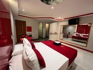 KANKUN MOTEL E POUSADA -Adult only في سوروكابا: غرفة نوم بسرير كبير وغرفة معيشة
