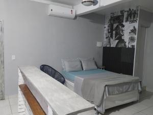 Habitación con 2 camas y mesa. en Villa São Lourenço, en Bertioga