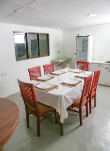 Leopard Reach Yala في يالا: طاولة طعام مع كراسي وطاولة بيضاء