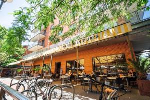 ein Restaurant mit Fahrrädern, die draußen geparkt sind in der Unterkunft Tropicana on Bent Adelaide in Adelaide
