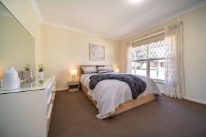 Postel nebo postele na pokoji v ubytování Captivated in Camden Park