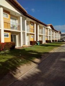 a row of apartment buildings on a street at Recanto Taperapuan Residencial Mont Carmelo in Porto Seguro