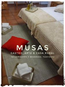 uma capa de revista com uma cama e uma bandeja de toalhas em Musas Gastro Casa Rural em Valdealgorfa
