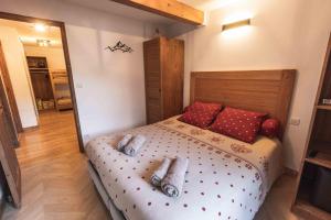 a bedroom with a large bed with red pillows at Le Rioumajou 2 in Saint-Lary-Soulan