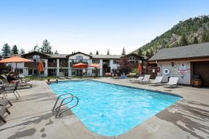 a large swimming pool with chairs and a resort at Tumwater Vista Retreat, Unit 903 in Leavenworth