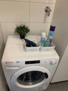 a washing machine with a basket on top of it at Location courte durée, jolie appartement lumineux in Vantaa