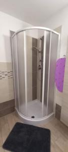 A bathroom at CASA APPARTAMENTO VACANZE La fermata delle rondini