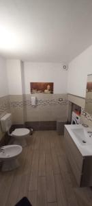 A bathroom at CASA APPARTAMENTO VACANZE La fermata delle rondini