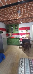 A kitchen or kitchenette at CASA APPARTAMENTO VACANZE La fermata delle rondini