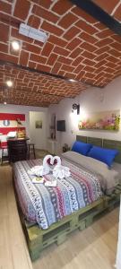 A bed or beds in a room at CASA APPARTAMENTO VACANZE La fermata delle rondini