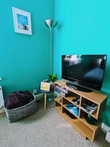 Televisyen dan/atau pusat hiburan di Central Brighton Studio by the Beach +10 gambar