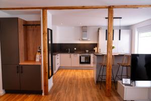 une cuisine avec des placards blancs et un comptoir dans l'établissement Exklusives Apartment in bester Lage in TBB, à Tauberbischofsheim