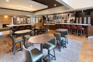 een restaurant met tafels en stoelen en een bar bij Courtyard by Marriott Atlanta Executive Park/Emory in Atlanta