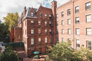ニューヨークにあるHI New York City Hostelの正面に階段がある大きなレンガ造りの建物
