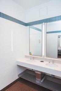 HI New York City Hostel的一间浴室