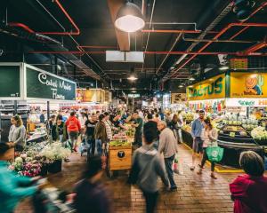 una multitud de personas caminando por un mercado en Bliss at Balfours Adelaide, en Adelaida