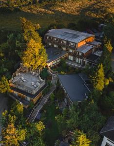 una vista aérea de una casa con techo en Hotel Agua Nativa en Puerto Varas