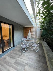 a patio with a table and chairs on a balcony at Appartement proche de paris in Saint-Cloud