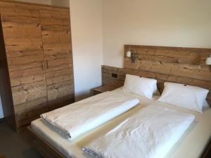 A bed or beds in a room at Gästehaus Koch