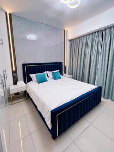 Postel nebo postele na pokoji v ubytování Jewellery Homes in Amwaj 4 with direct beach access