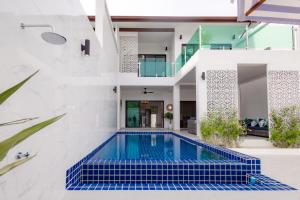 uma casa com piscina no quintal em Koh Chang Luxury Pool Villas em Ko Chang