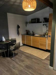 een keuken met een tafel, een tafel en een aanrecht bij Hytte-vandudsigt-Hottub-hygge in Holbæk