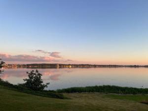 vista su un grande lago al tramonto di Hytte-vandudsigt-Hottub-hygge a Holbæk