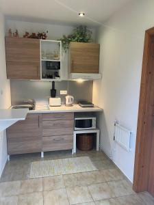 una cocina con fregadero y encimera en Privát Pekný dvor, en Rajecké Teplice