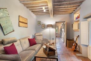 sala de estar con sofá y guitarra en Villavetrichina, en San Casciano dei Bagni