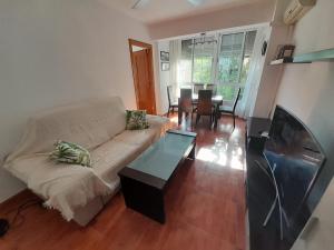 CALZADA Homes في ألميريا: غرفة معيشة مع أريكة وطاولة