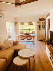 - un salon avec un canapé et une table dans l'établissement Vivienda de lujo a 100 metros de la playa, à La Antilla