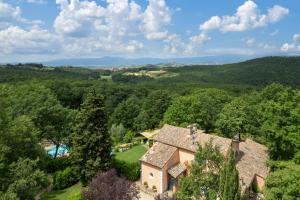 una vista aérea de una casa en el bosque en Villavetrichina, en San Casciano dei Bagni