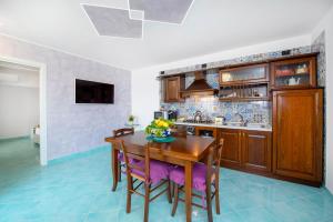 een keuken met een houten tafel en een eetkamer bij La Maison Raffaele & Rita in Amalfi +16 foto's