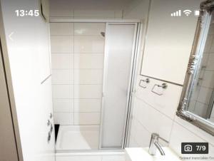 uma casa de banho com um chuveiro e um lavatório. em Kleines Glück Grömitz (ehemals Deichperle) em Grömitz