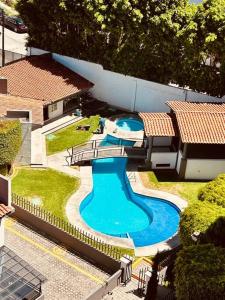 an overhead view of a swimming pool in a house at PENTHOUSE de lujo en las animas! A 5 minutos de plaza Angelópolis in El Gallinero