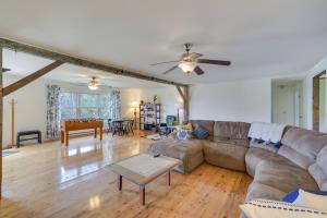uma sala de estar com um sofá e uma mesa em Burlington Flats House Less Than 13 Mi to Cooperstown! em Fly Creek