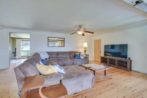 ein Wohnzimmer mit einem Sofa und einem Flachbild-TV in der Unterkunft Burlington Flats House Less Than 13 Mi to Cooperstown! in Fly Creek