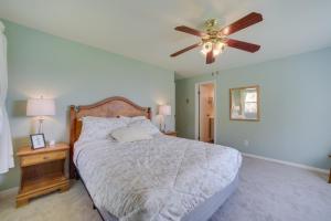 Un pat sau paturi într-o cameră la Burlington Flats House Less Than 13 Mi to Cooperstown!