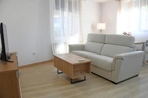 ein Wohnzimmer mit Sofa und Couchtisch in der Unterkunft Edulis 2 in Arenas de San Pedro